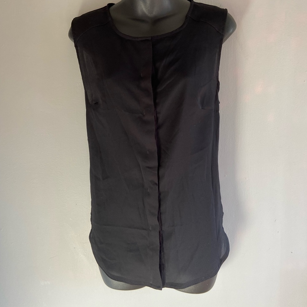 Kit & Ace size 6 black sleeveless button up, no issues